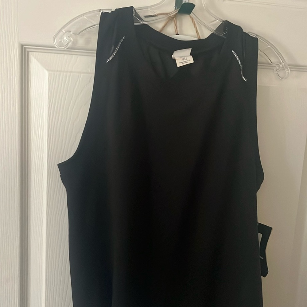 Avia athletic shirt with sheer panel. L